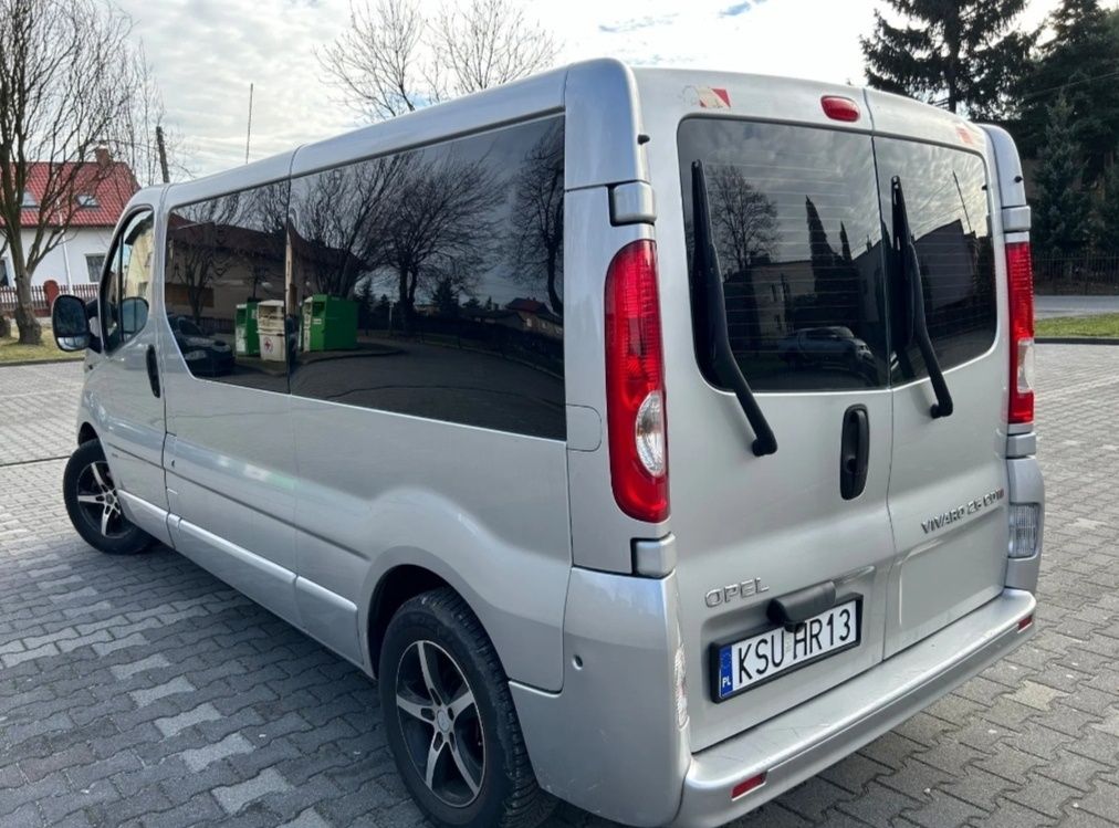 Авто Opel Vivaro 2.5