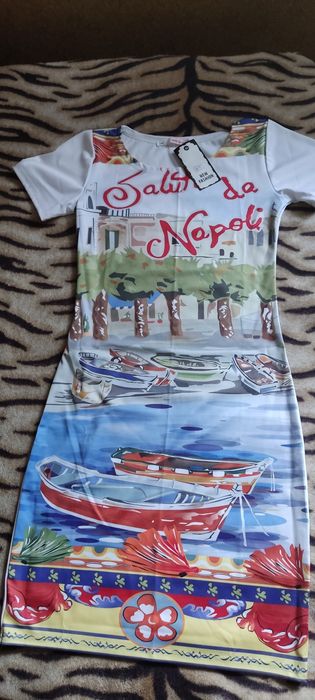 Женское платье новое и стильное.