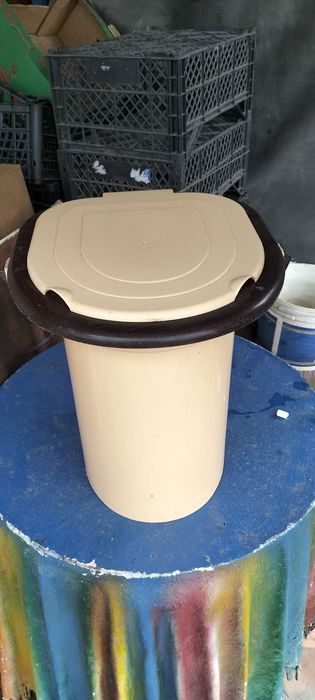 Продам ведро с крышкой.