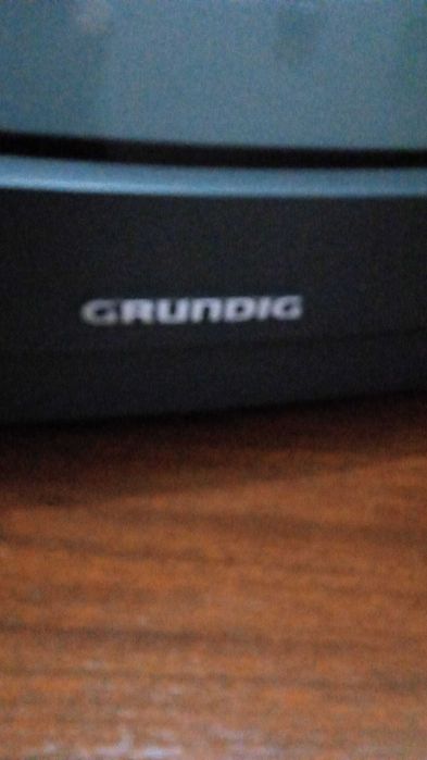 Pequena televisão e antena interior