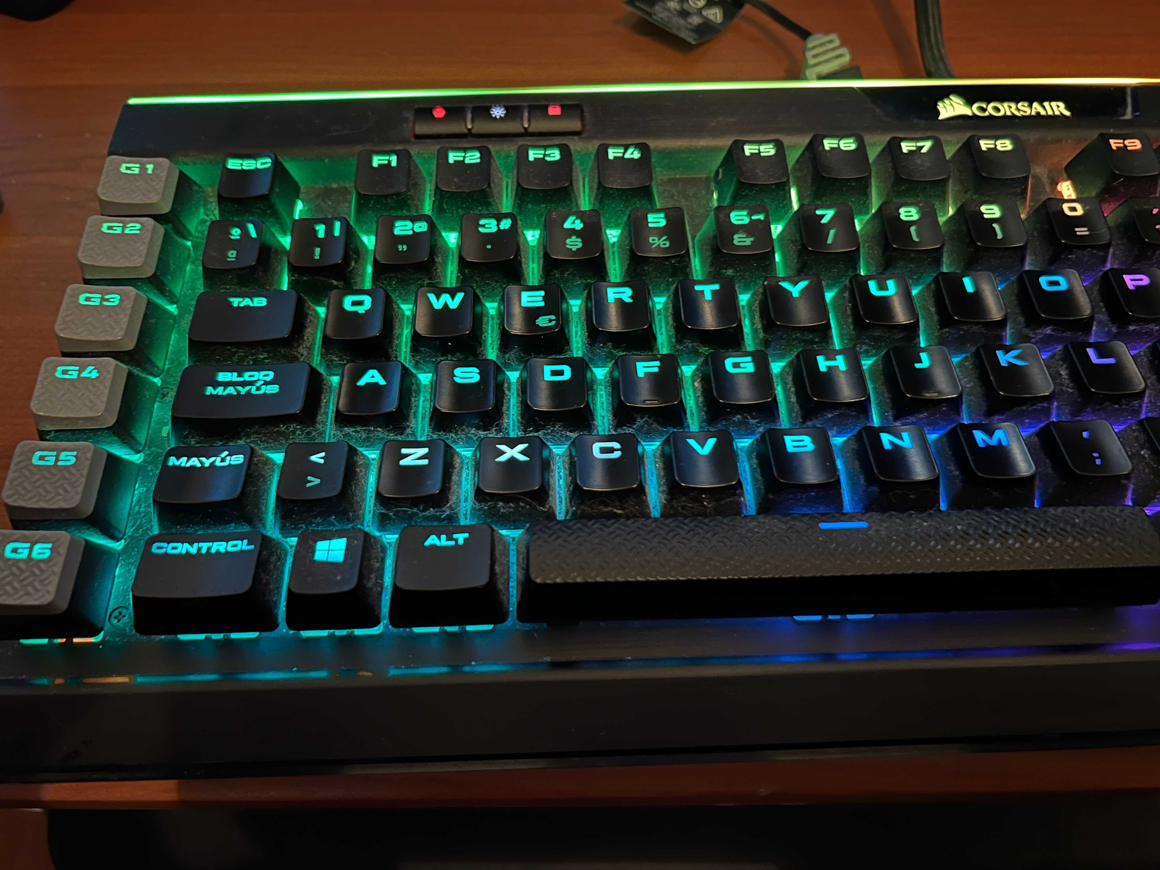 Teclado Corsair K95 RGB Platinum + Tapete corsair mm800 rgb + Rato