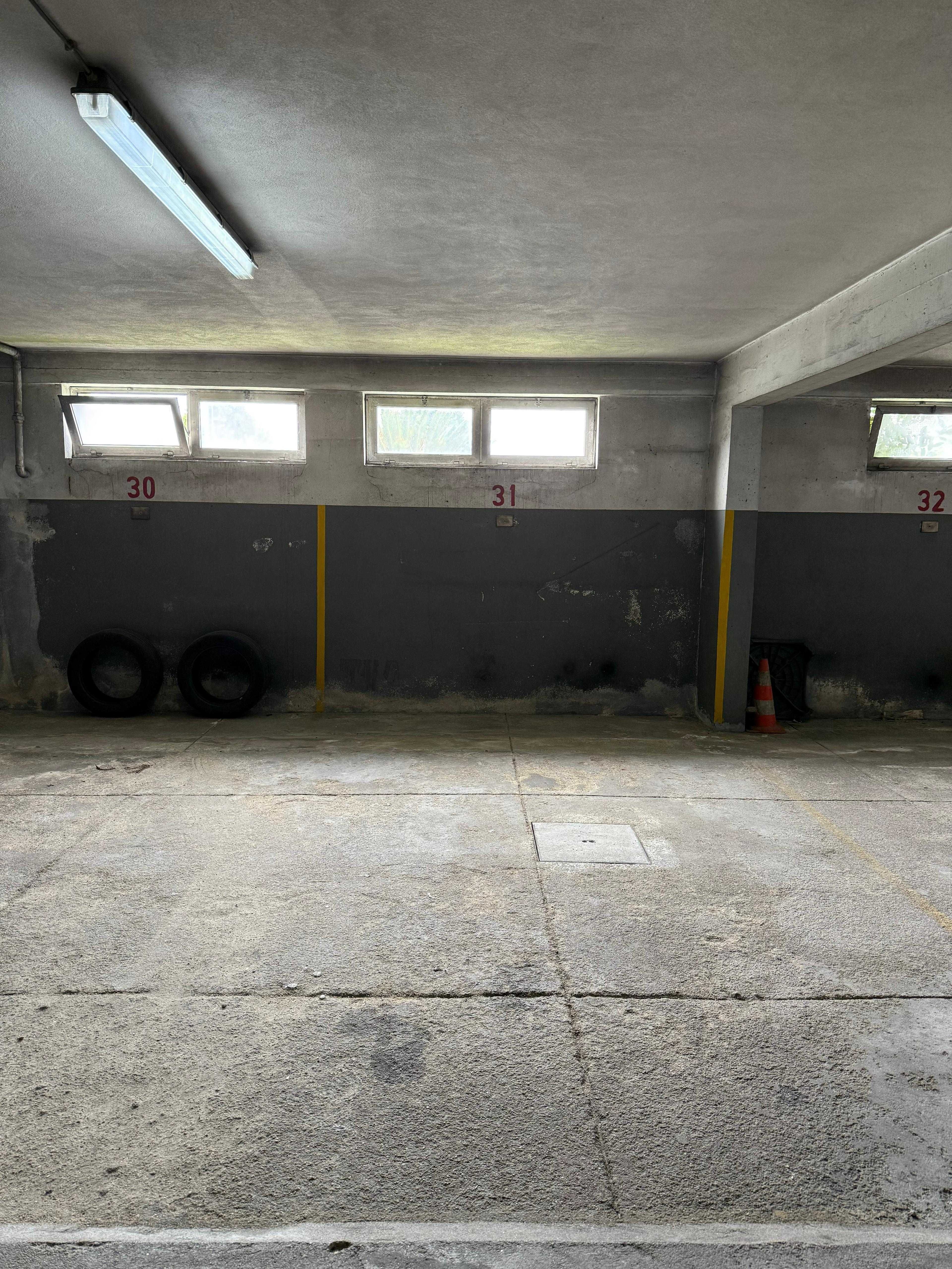 Lugar de Garagem no centro de Paredes