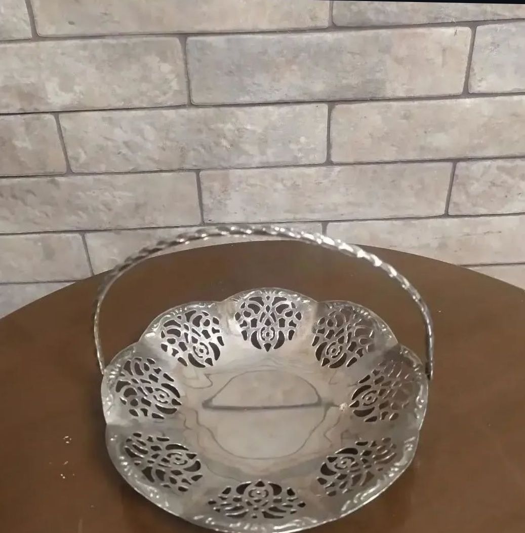 Этажерка и конфетница, можно под фрукты.  Цена  1150. и 550 гр.
