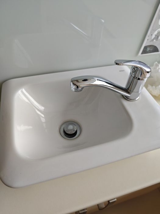 Mała umywalka z kranem Koło