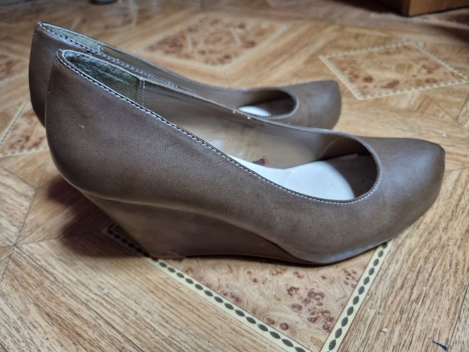 Brązowe buty na koturnie 37