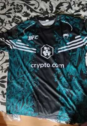 T-shirt UFC x Venom no plástico ainda