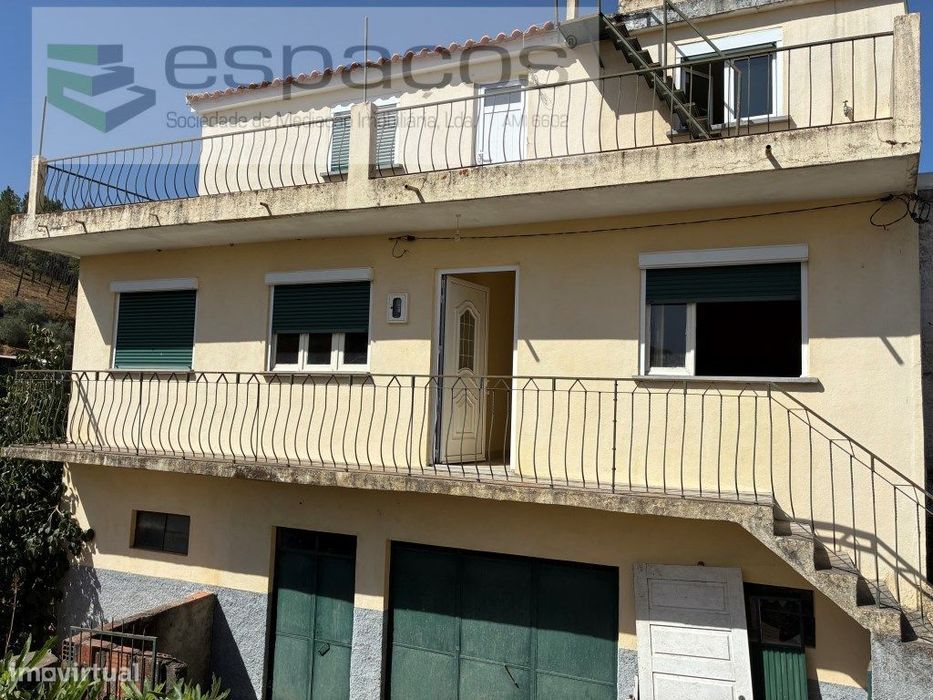 Moradia com quintal na Vila de Silvares