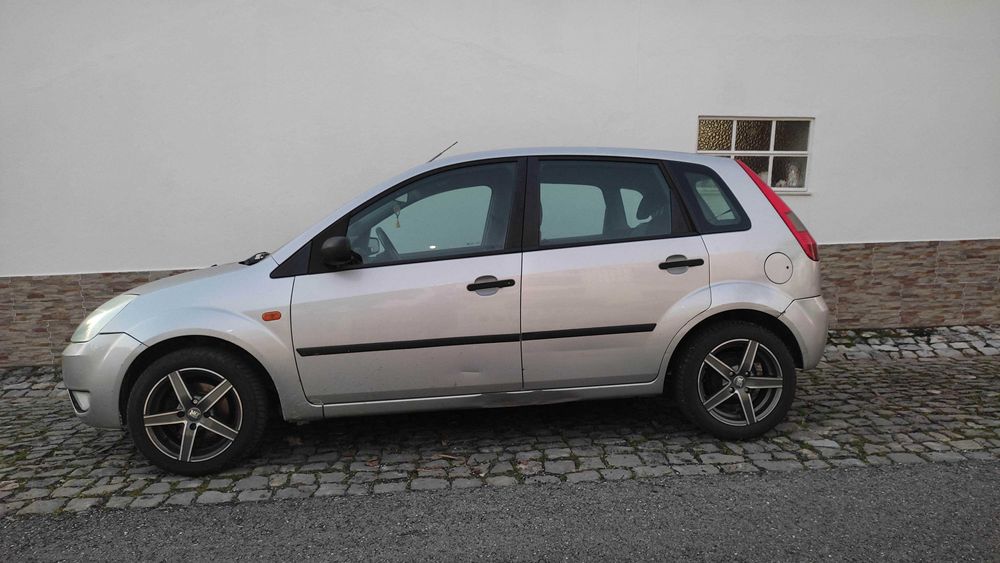 Ford Fiesta 1.4 Hatchback 2002 – 112.000 km – €1300 (negociável)