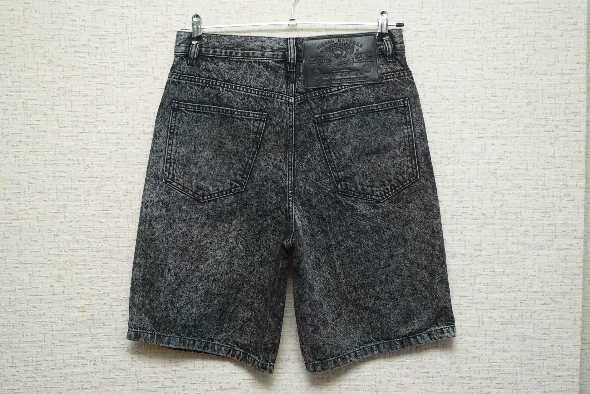 Мужские джинсовые шорты DIESEL темно-серого цвета.