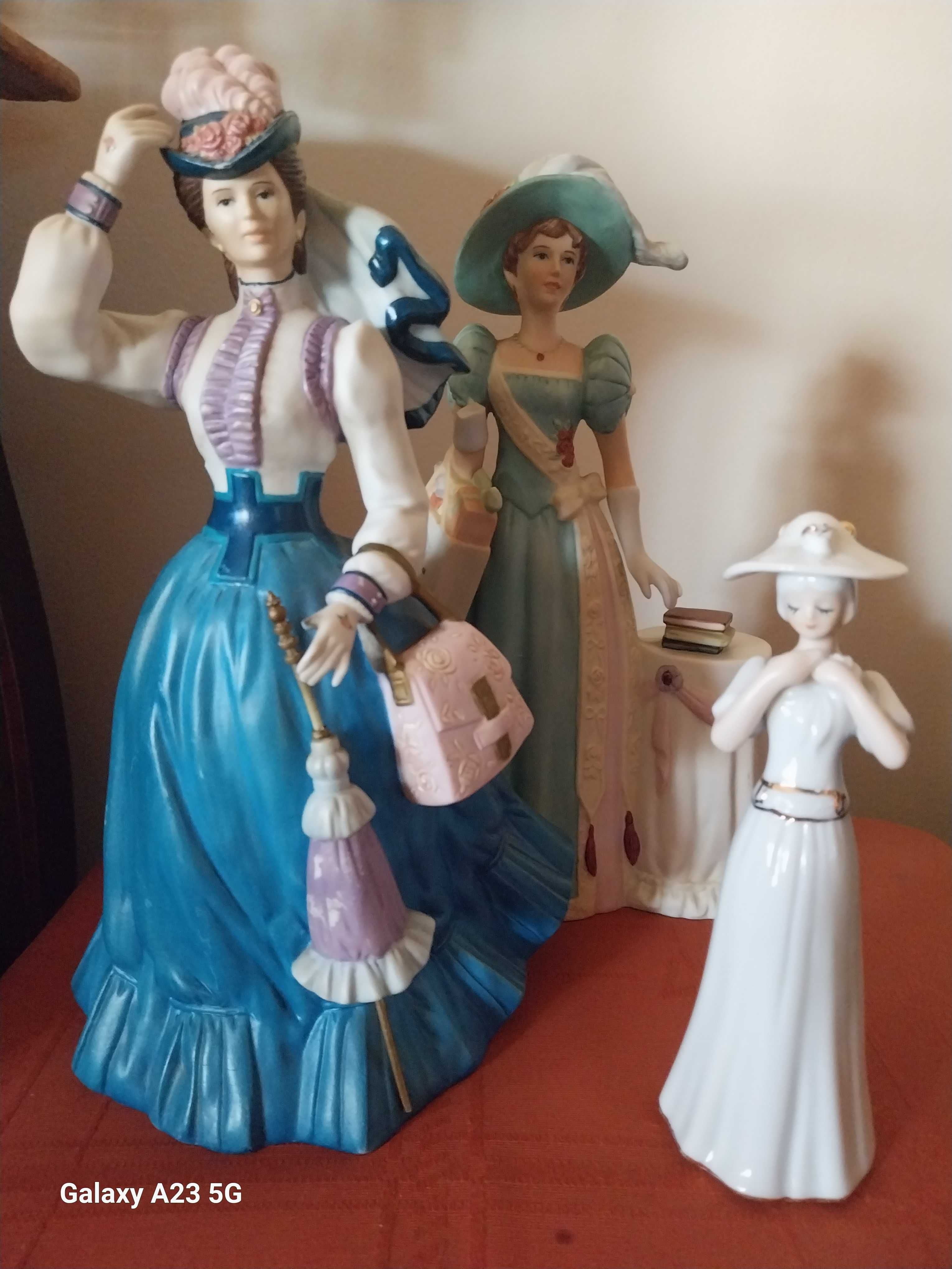 Figuras decorativas em porcelana.