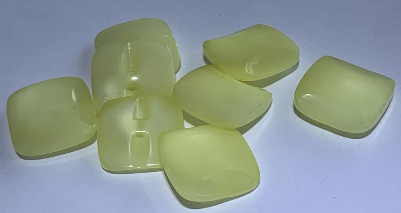 Guzik plastikowy 18x18 mm ( 10szt ) Wanilia. Import