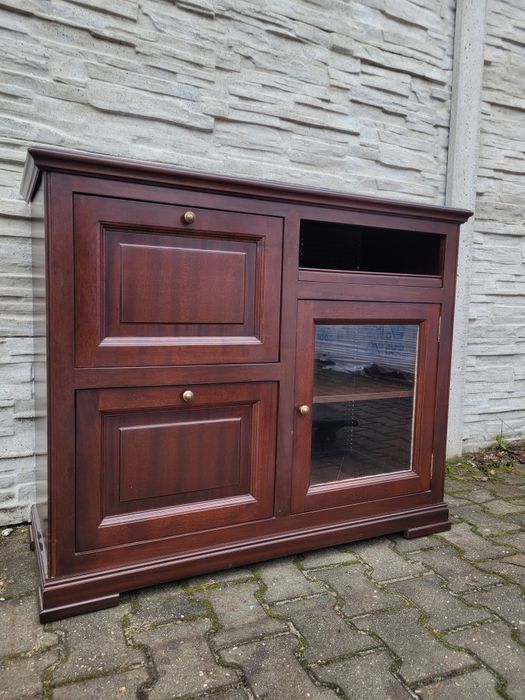 Zgrabna komoda z szufladami.