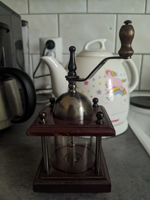 Млин для перцю виробництва Японія нова Червоне дерево і метал.