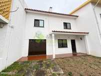 Moradia T4, centro da Lourinhã, com garagem e quintal