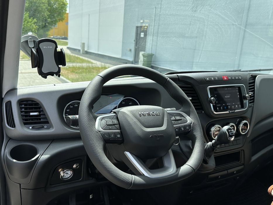 AUTOLAWETA Iveco Daily transport pojazdów wynajem Pomoc drogowa