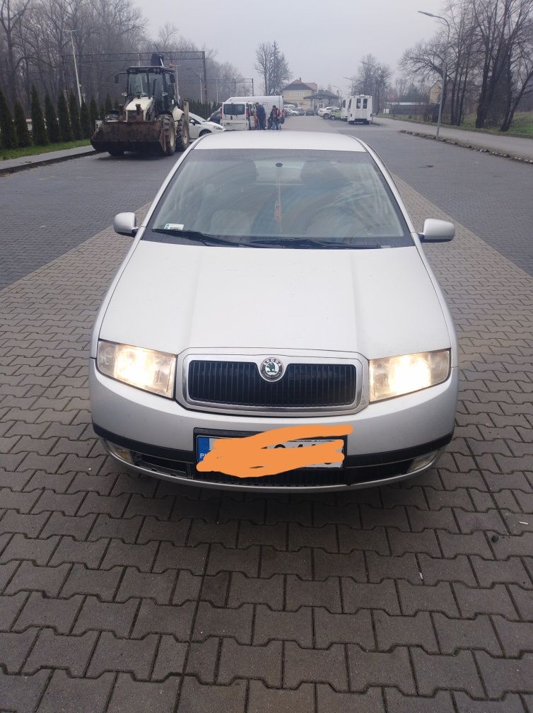 Skoda fabia sedan z hakiem