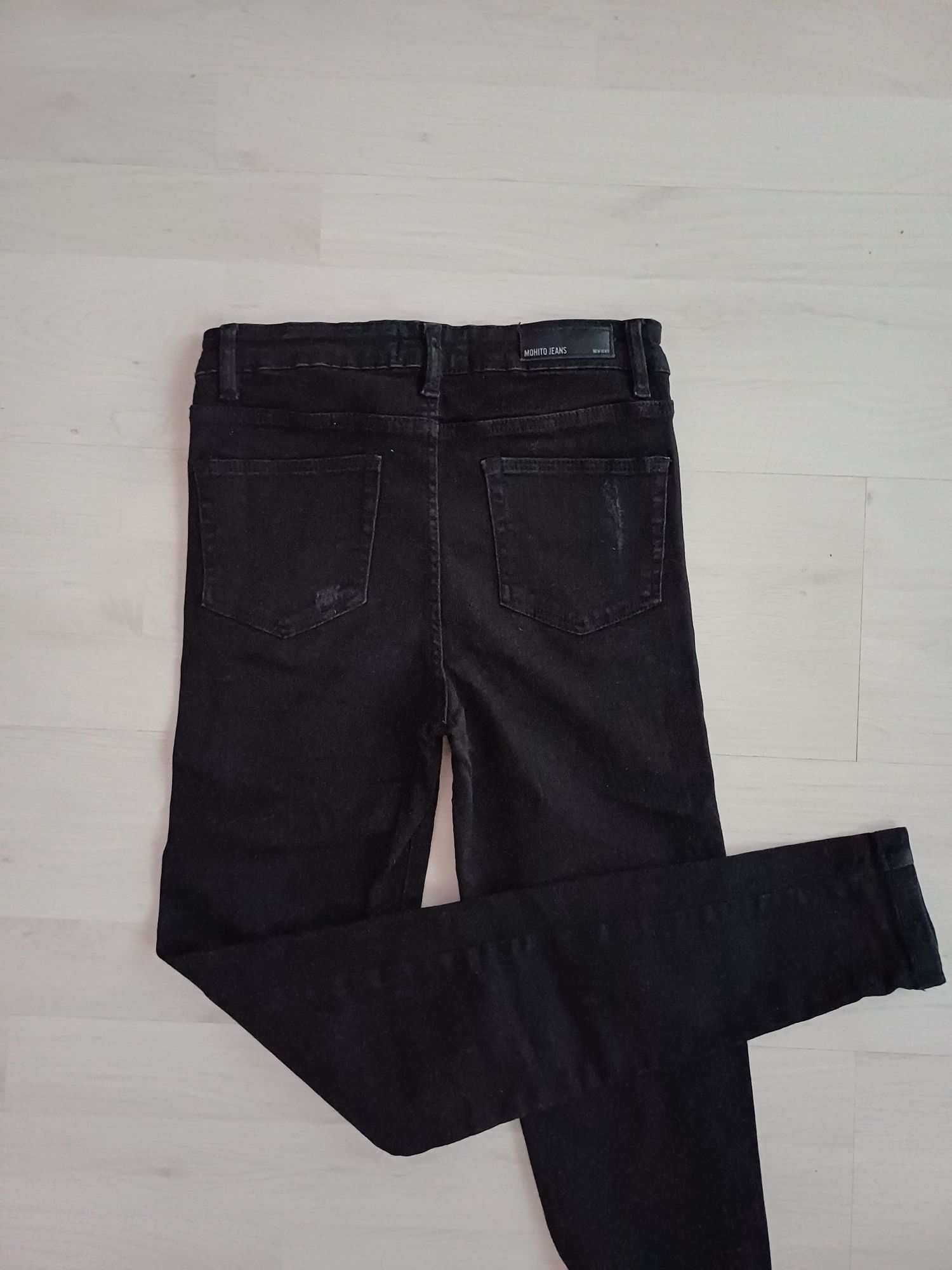 Czarne jeansy Mohito