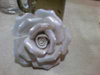 ozdoba stołu- mieniąca się perłowo róża, przecudnej urody