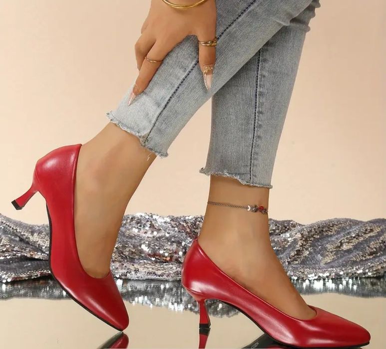 Продам красные туфли