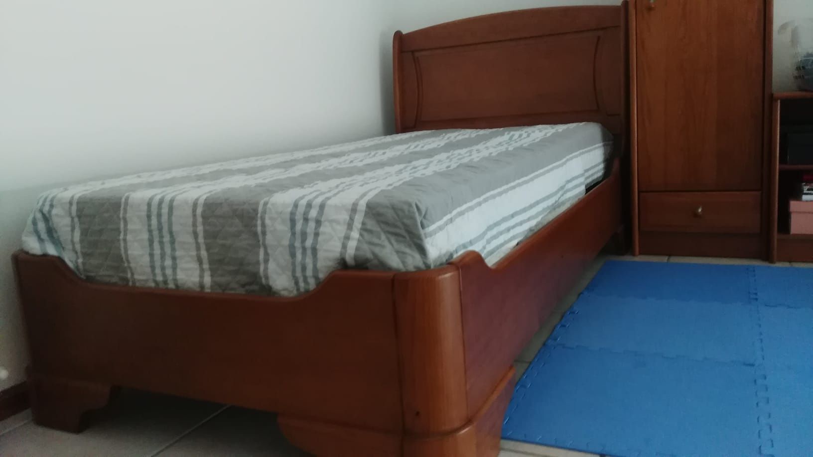 2 Camas de madeira maciça solteiros com estrados e colchões