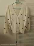 Rozpinany sweter z czarnymi pomponami 40.