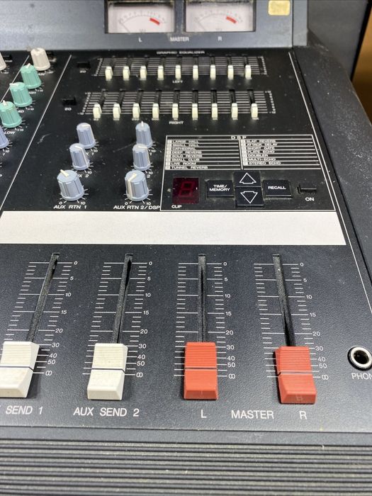 Mesa Mistura Yamaha EMX 2150 - 8 canais amplificados