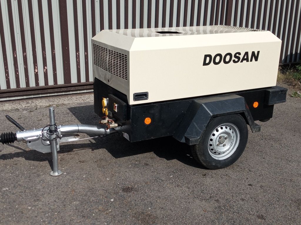 Kompresor śrubowy DOOSAN 7/26, 2015rok 656h sprowadzony zarejestrowany