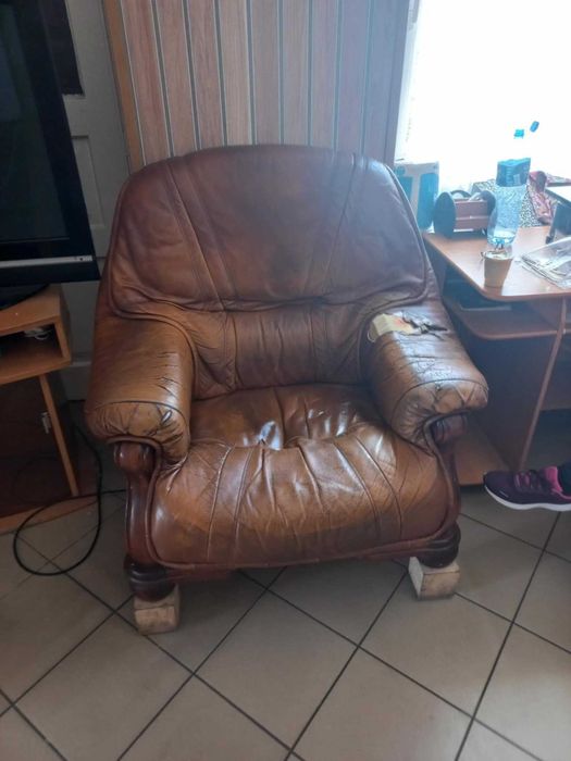 Skórzany fotel i kanapa komplet – wygodny i solidny z drewna