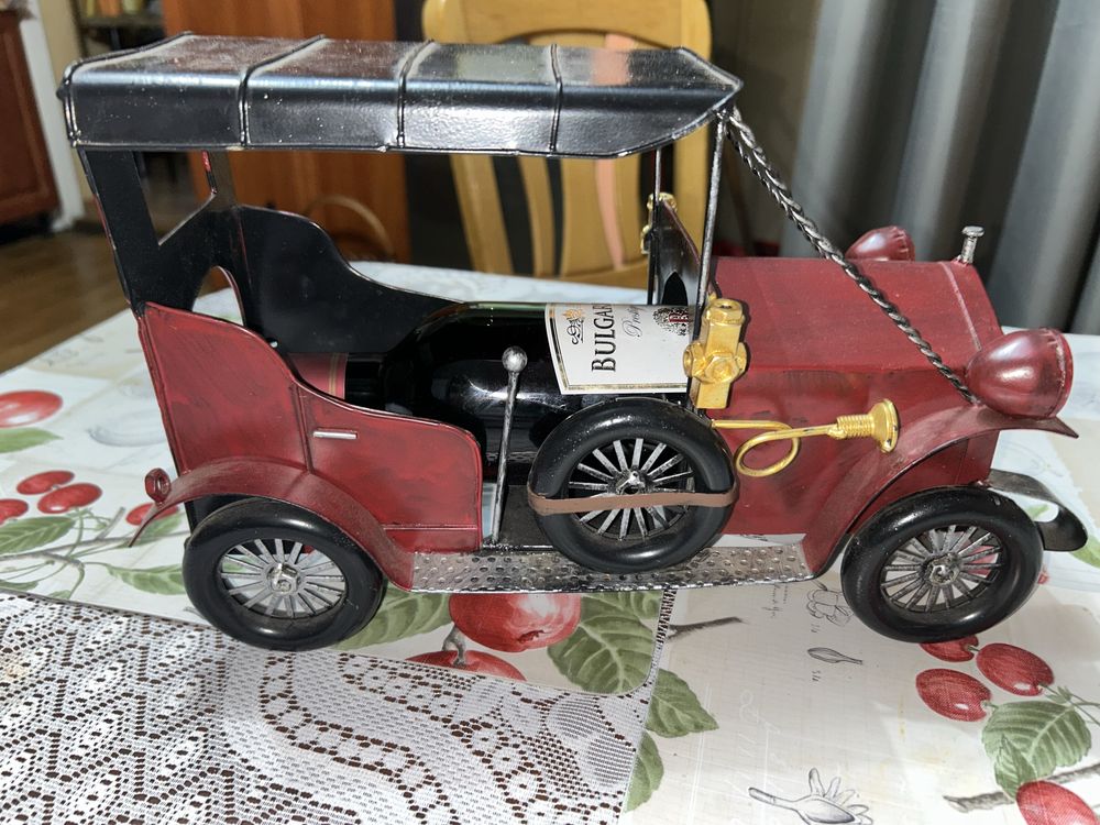 Zabytkowe auto stojak na wino.