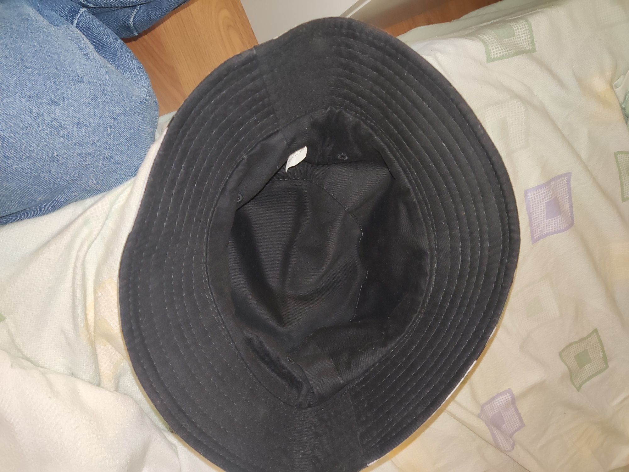 Bucket Hat preto e branco