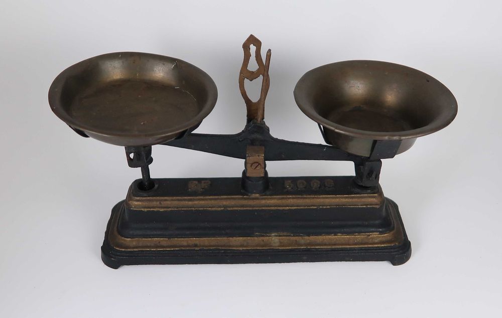 Balança antiga de 2 pratos 500 grs