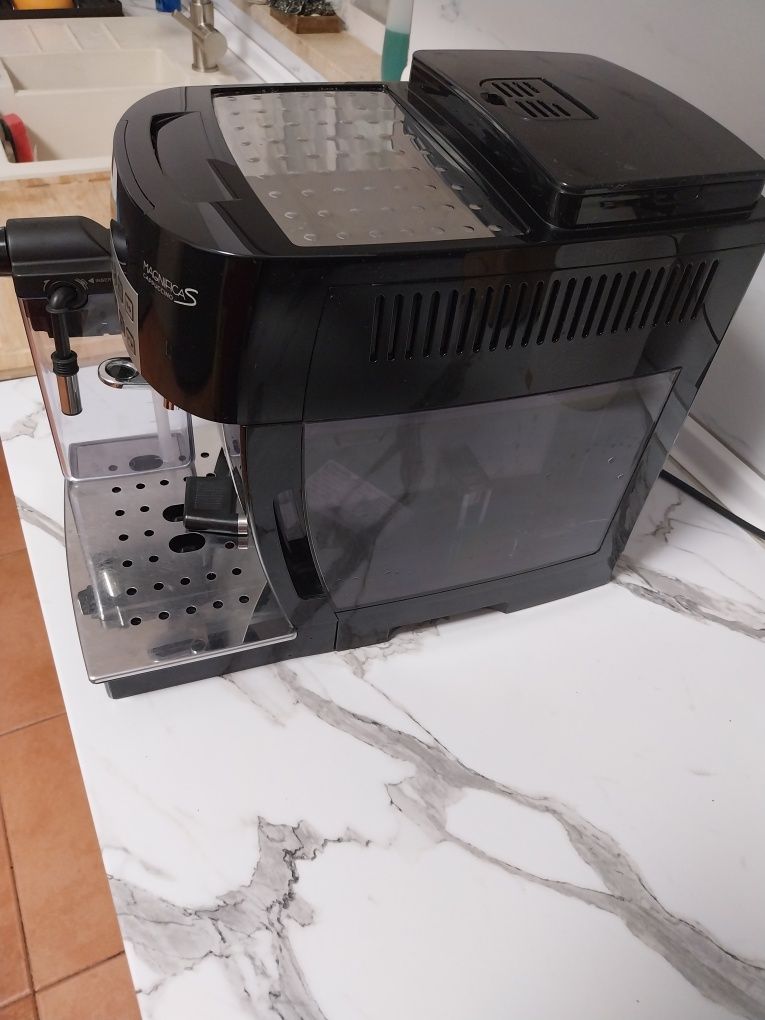 Máquina de cafés Delonghi magnificas