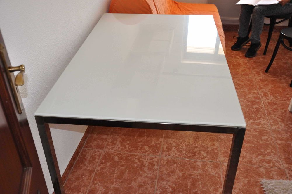 Mesa de jantar em madeira maciça com 4 cadeiras