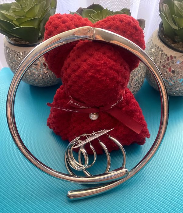 Naszyjnik nowy blisko szyi plus dwie pary kolczyków