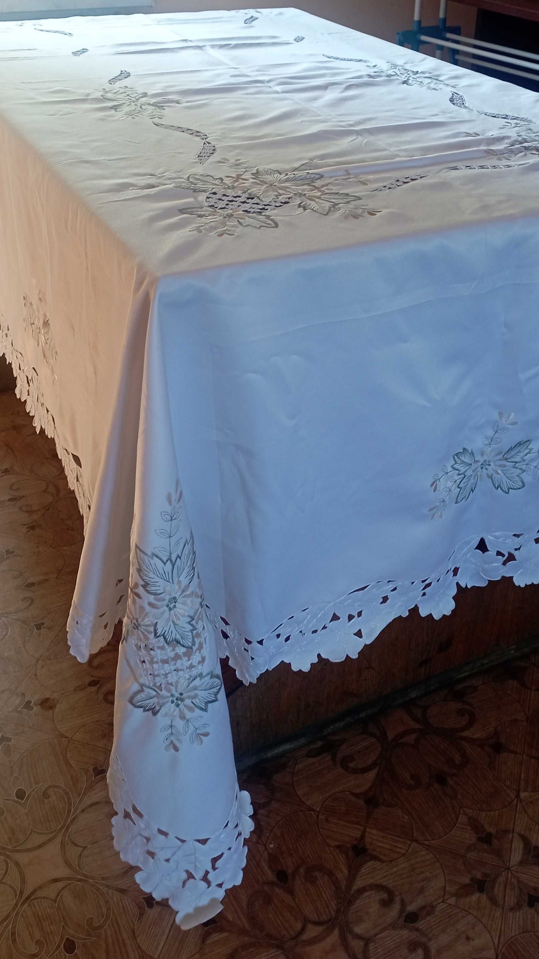 Гарна лляна скатертина.Ширина 1,7м Довжина 2,9м.