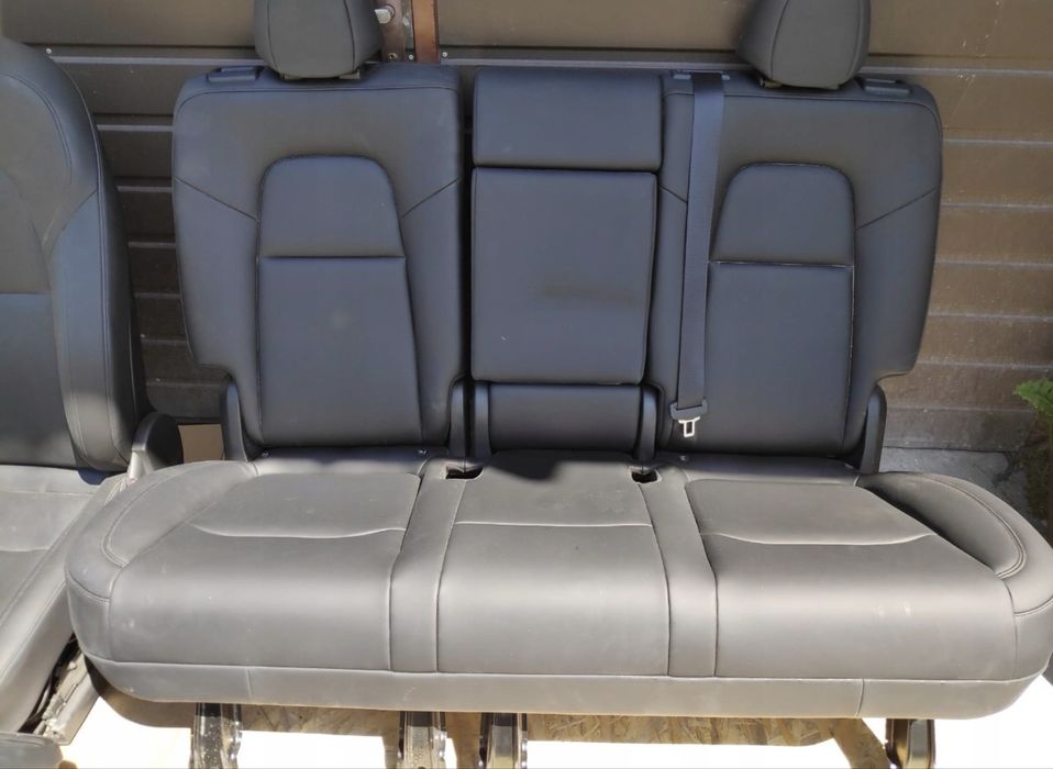 Tesla Model Y 2023 - 2025 салон, карти, консоль