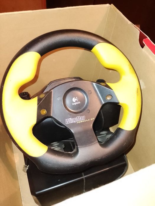 Игровой руль с педалями Logitech