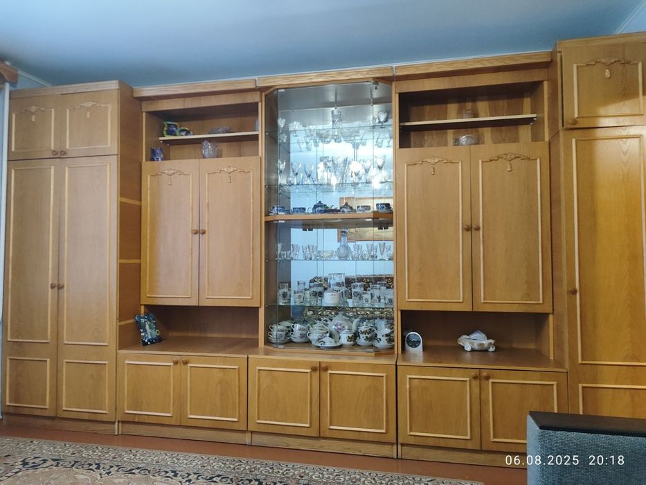 Меблева стінка, вітальня.