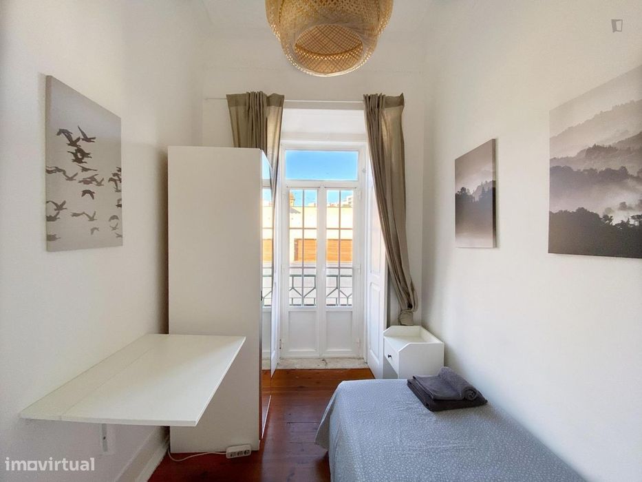 737677 - Quarto com cama de solteiro, com...