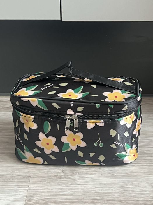 Nowa kosmetyczka w kwiaty 20x11x12 cm – praktyczna i lekka