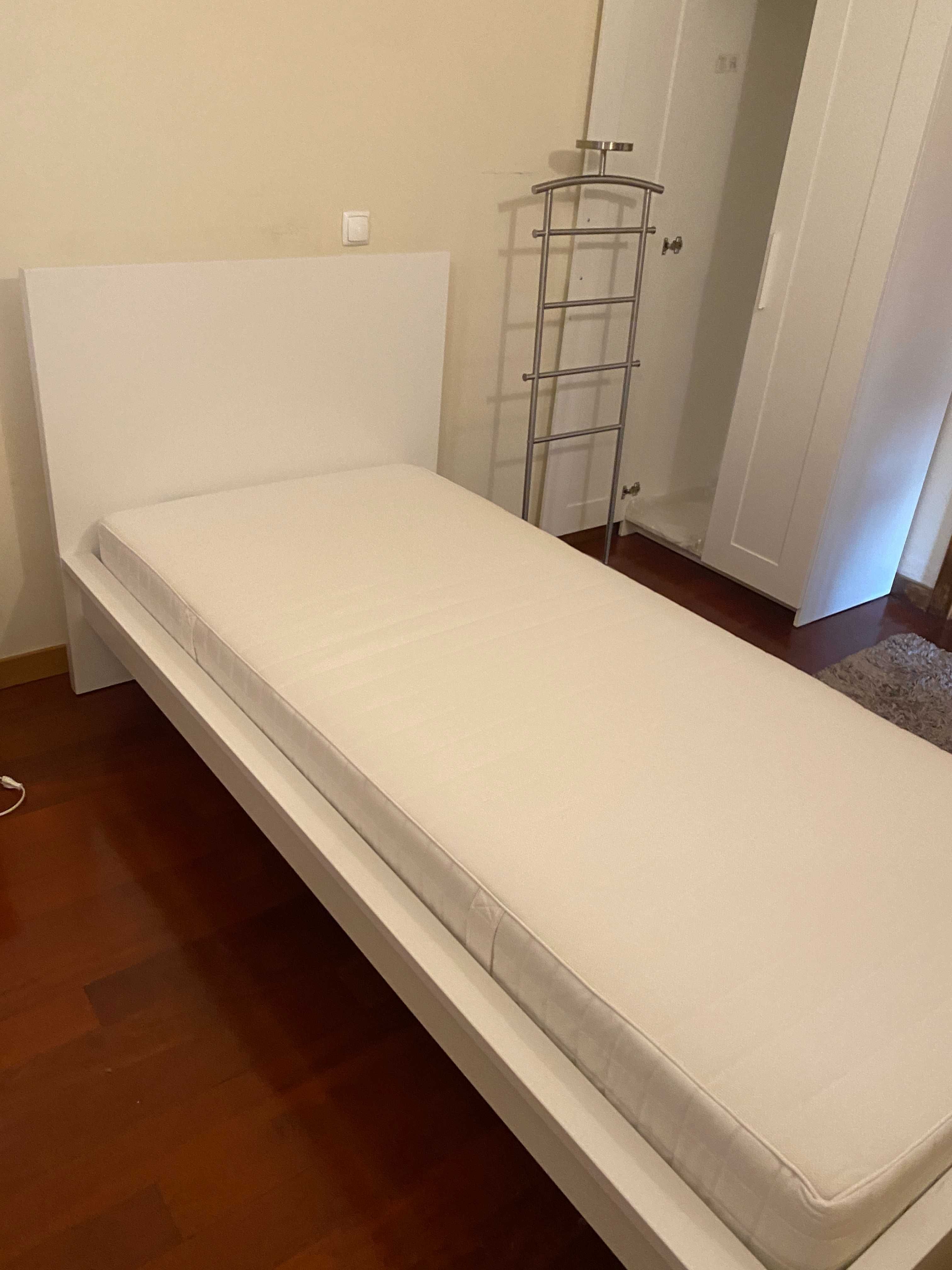 Cama de solteiro e colchão IKEA