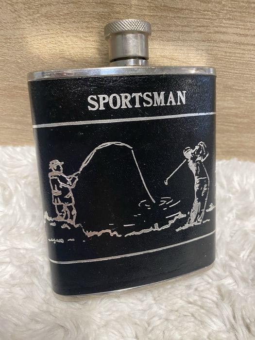 Piersiówka z motywem golfowym