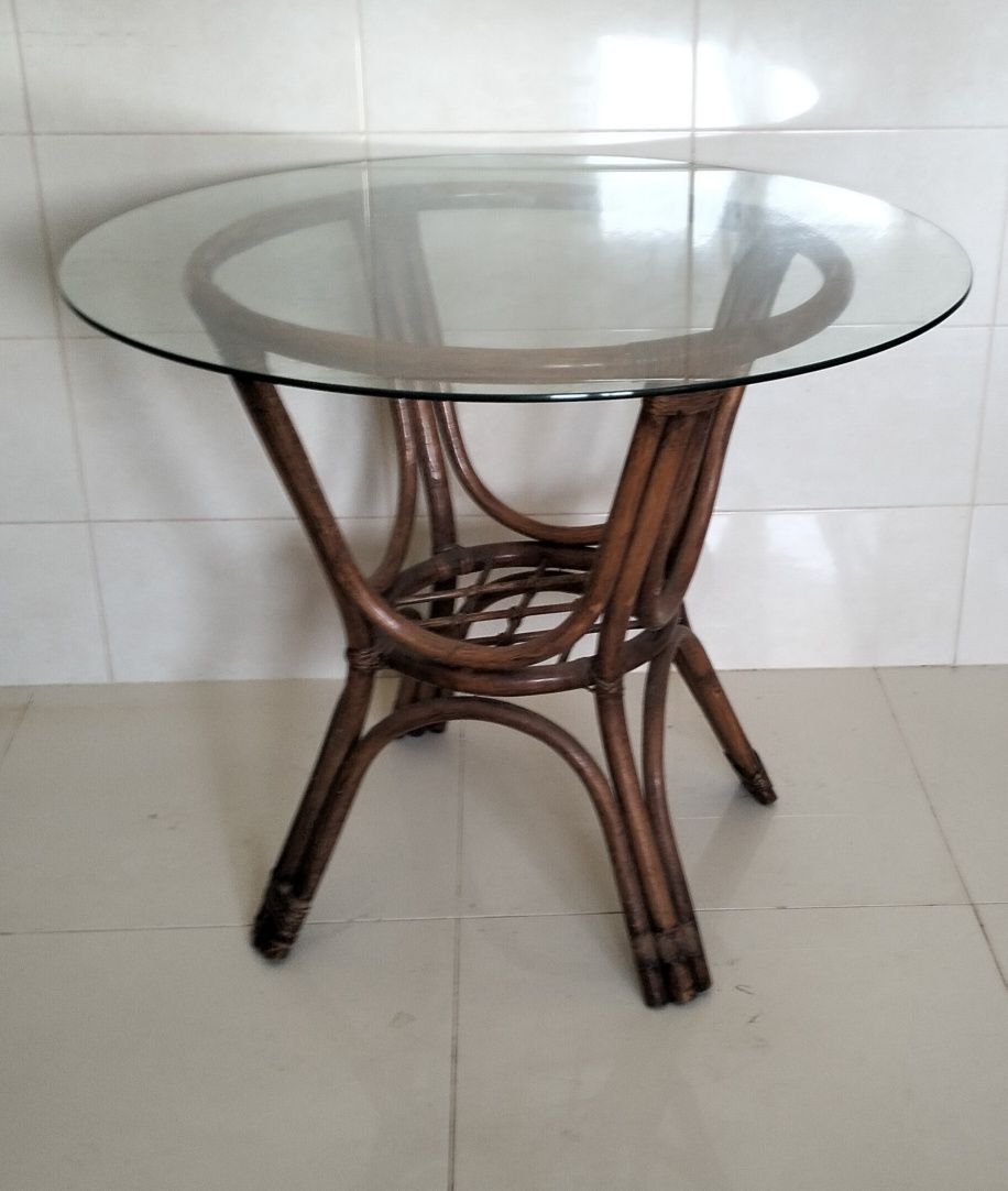 Mesa tampo vidro e pés em bambu