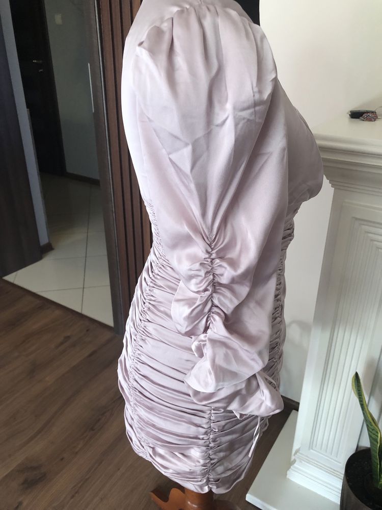Liliowa sukienka z marszeniami