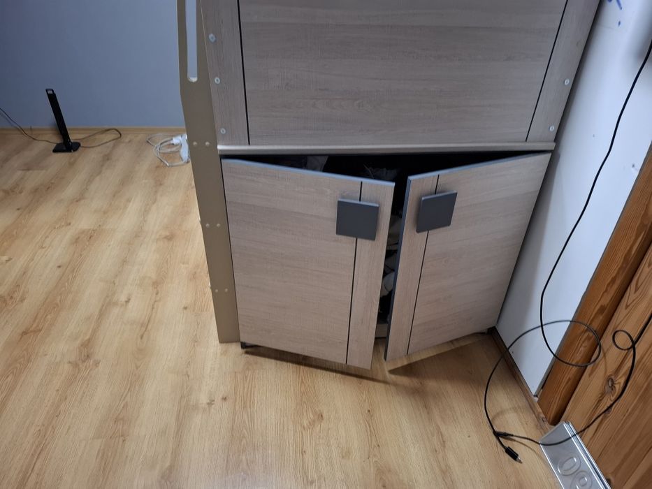 Łóżko piętrowe z wysuwanym biurkiem