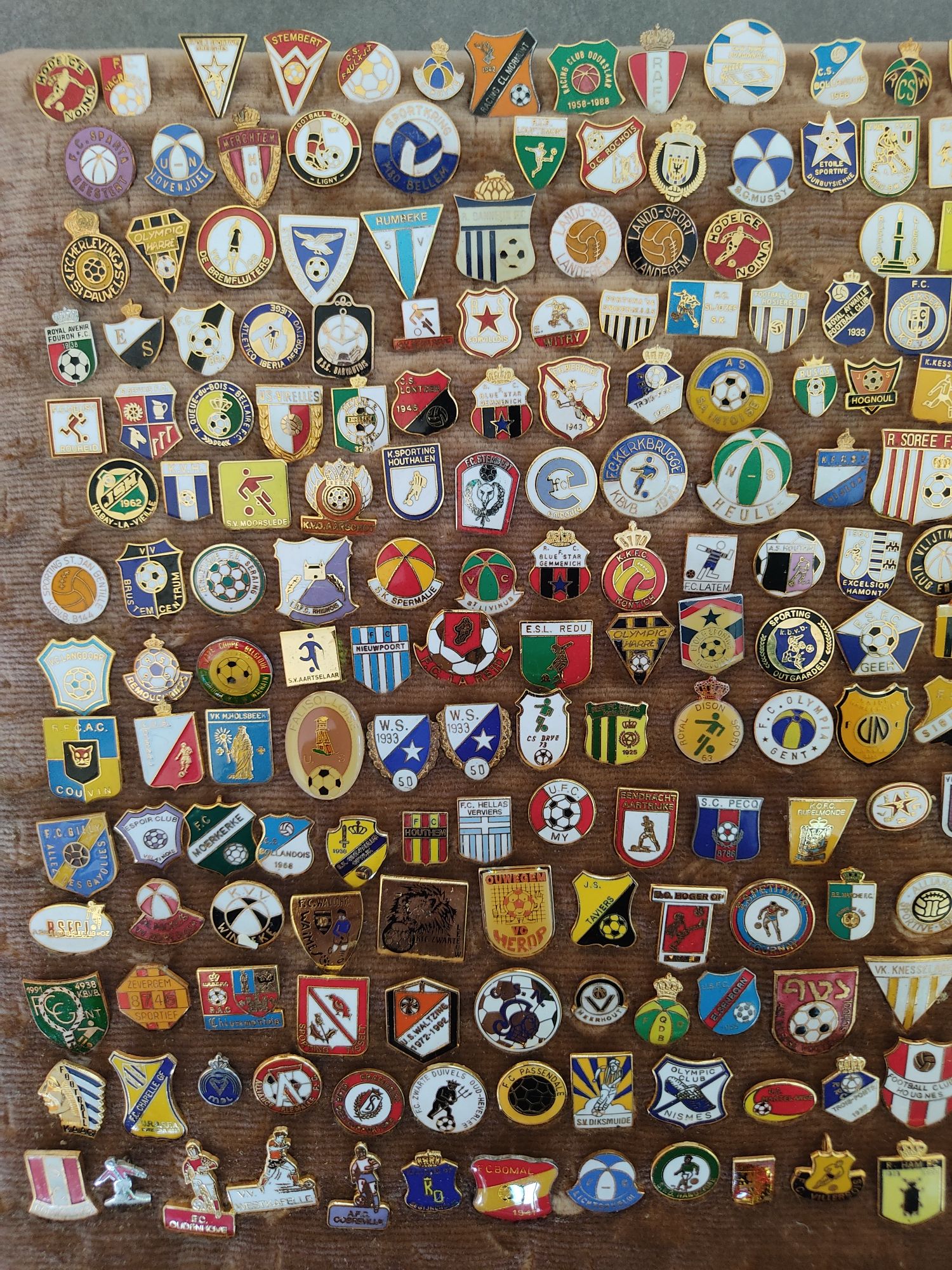 Pins / emblemas de clubes de futebol da Bélgica