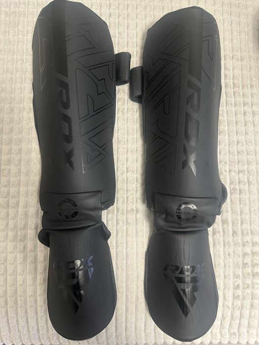 Комплект захисту для кікбоксингу Venum: шолом, перчатки, захист ніг