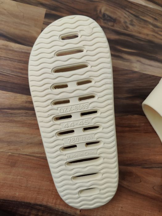 Klapki japonki uśmiechnięte