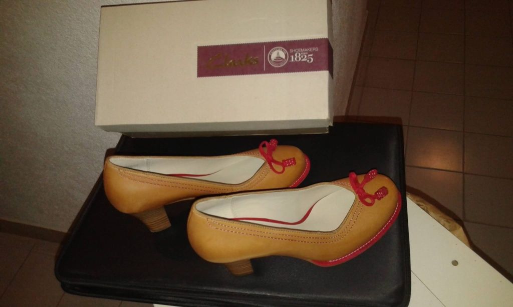 Clarks novos em caixa original