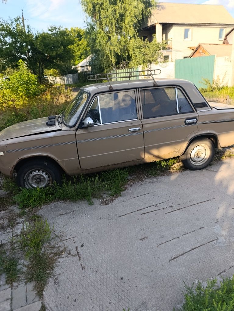 Авто ВАЗ 2106 на ходу.